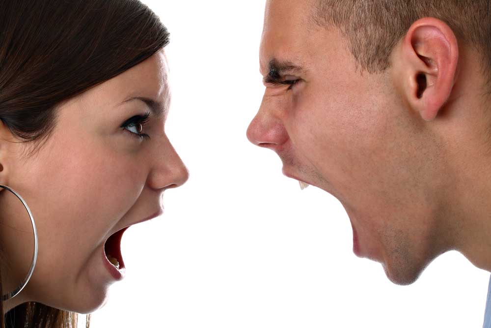 زوج هایی که به شدت عصبانی می شوند , بخوانند