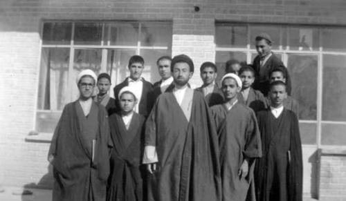 بیوگرافی حسن روحانی در سال‌ ۱۳۲۷، در سُرخه‌، شهرستان‌ سمنان‌، چشم‌ به‌ جهان‌ گشود.