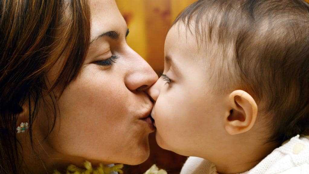 فواید بوسیدن کودکان