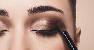 آرایش چشم ملایم با سایه قهوه ای